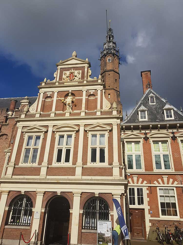 Schoorsteen vegen Stadhuis Haarlem