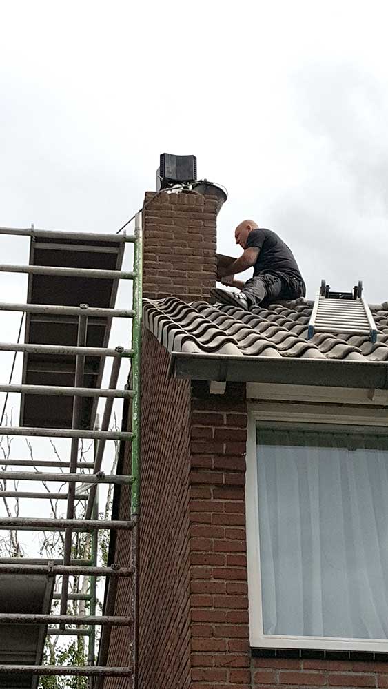 opnieuw voegen schoorsteen op het dak