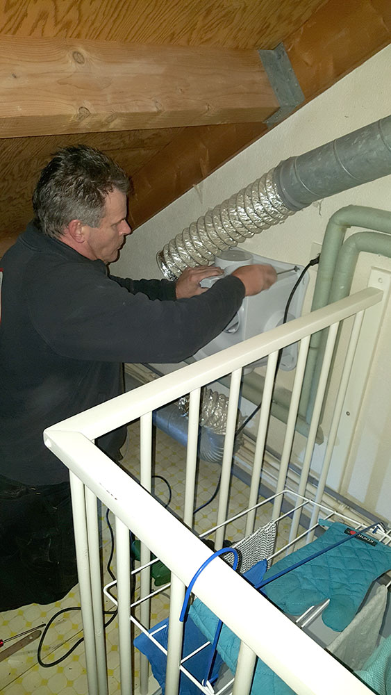nieuwe-ventilatie-box-wordt-op-de-kanalen-van-de-mechanische-ventilatie-aangesloten-en-geplaatst
